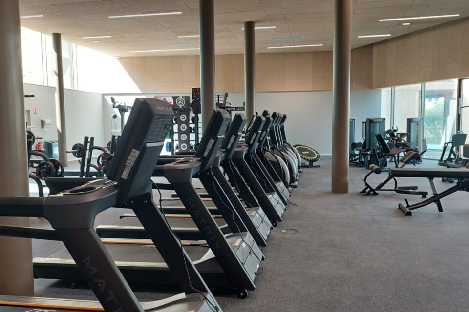 L'espace fitness est composé d'un plateau de cardio-musculation avec un espace cross training, une salle de biking et deux salles de cours collectifs.
