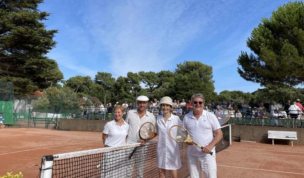 , La ministre des Sports a joué au tennis avec le maire de La Baule, en tenue Belle époque