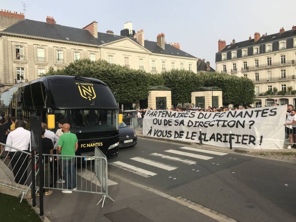 , Des supporters du FC Nantes interpellent les partenaires du club