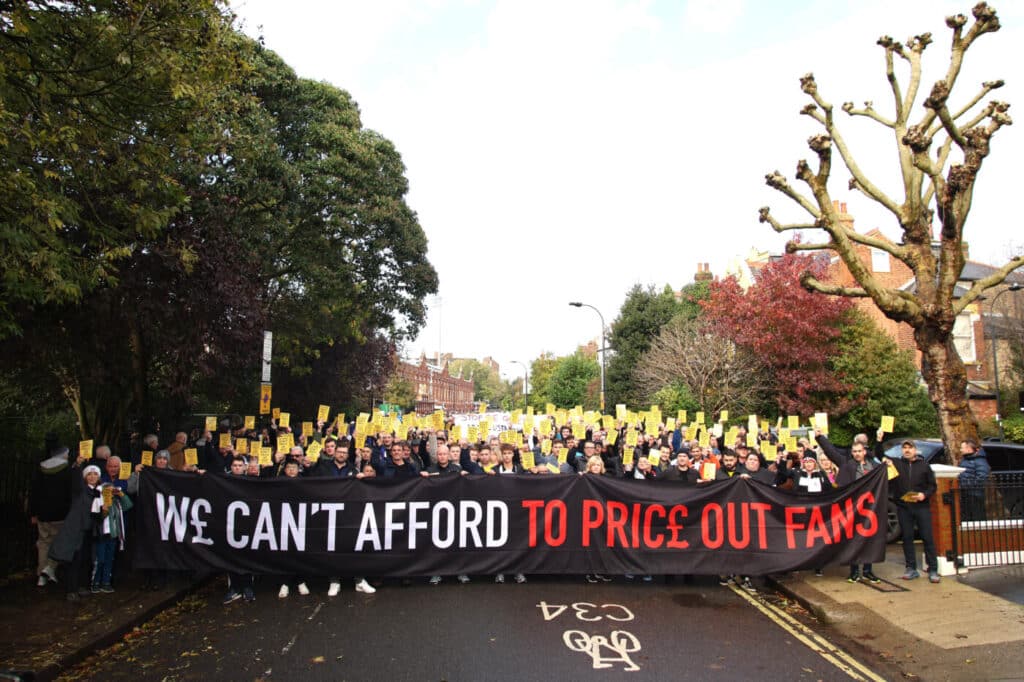 , Les fans de Fulham brandissent des cartons jaunes en plein match pour dénoncer le prix des tickets