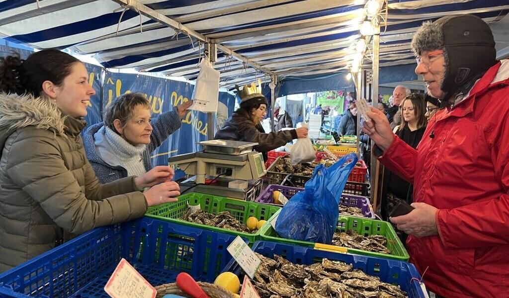 , Les habitués toujours présents devant les étals d’huîtres, au marché de Talensac à Nantes