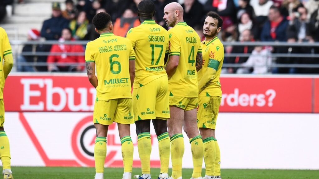 , Le FC Nantes plonge dans la crise, le vestiaire balance