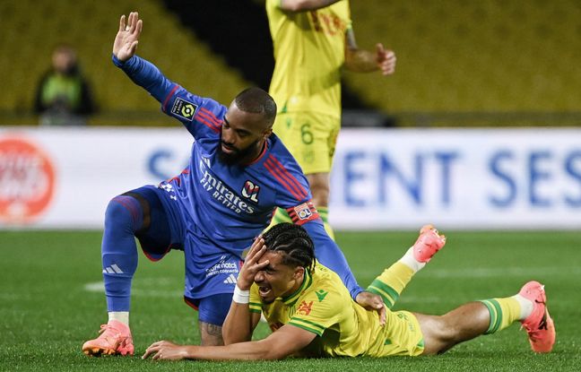 , FC Nantes-OL : Kombouaré « scandalisé » par la non-expulsion de Lacazette, après son coup de coude sur Zézé